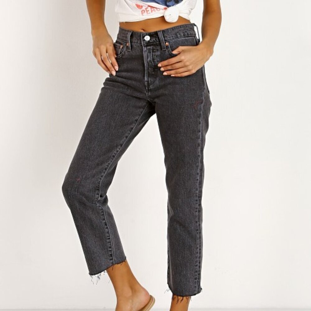 LEVI'S (24) Wedgie Straight Leg Jean That Girl Well Worn Black Raw Hem Size 24